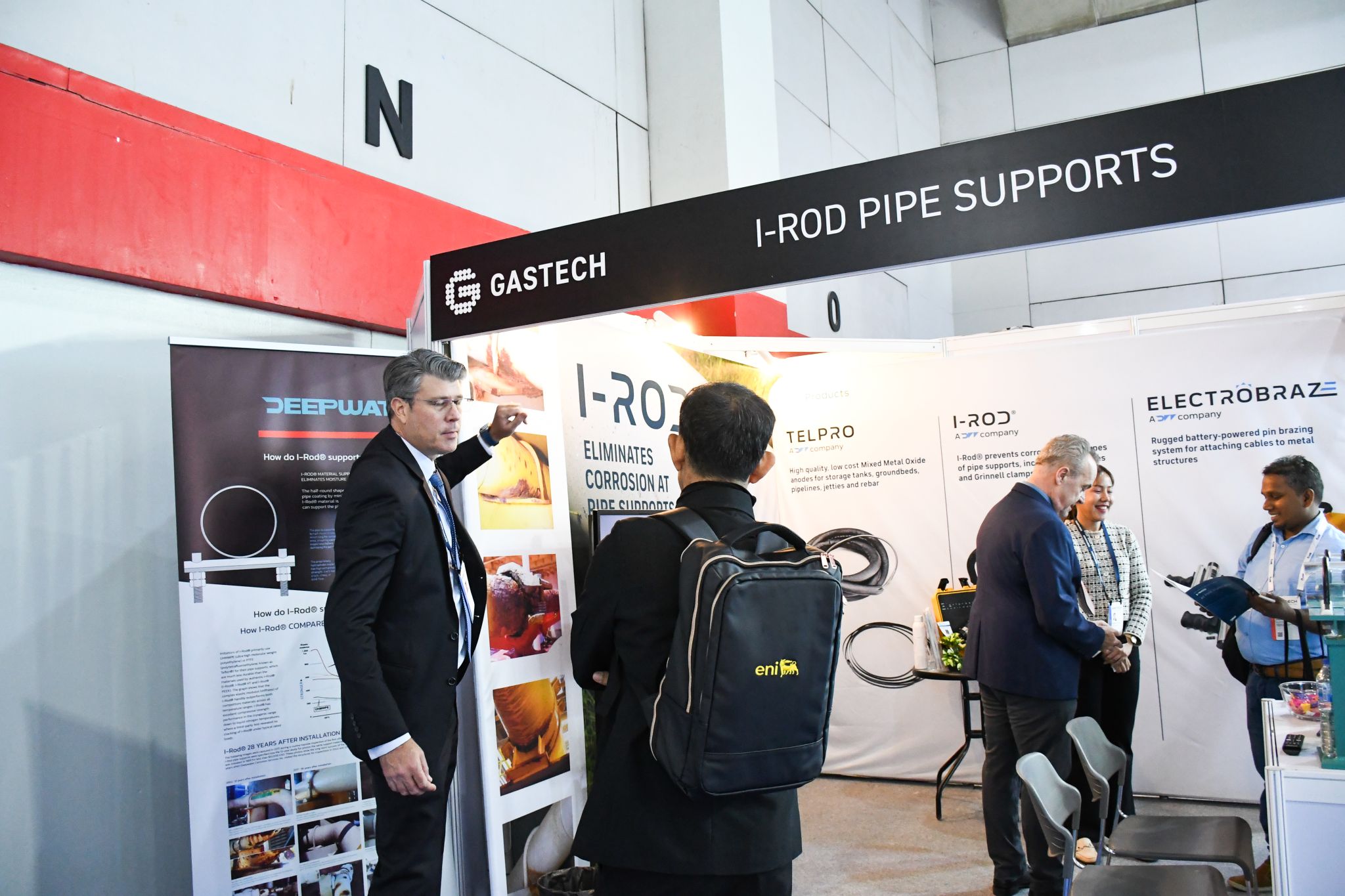 Deepwater specialist explaining how I-Rod pipe supports work to a visitor at Gastech 2026